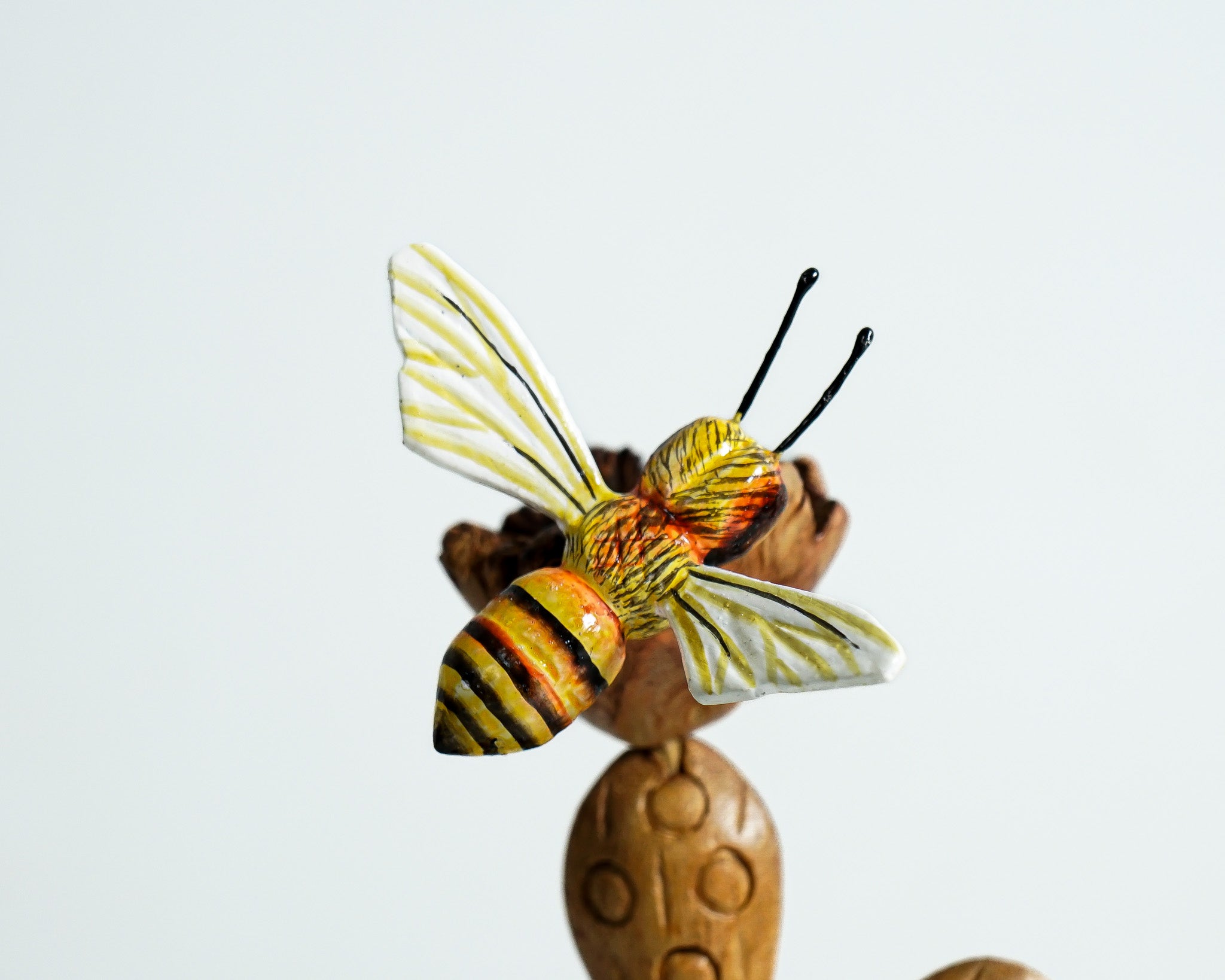 Bee Comb on Cactus Statue, Bees Figurine, Wood Carving, Painted Bee, Animal Wall Decor, Party Decor, Home Decoration, Memorial Gift